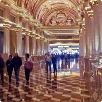 Le casino ne lésine pas sur les dorures et les décorations.